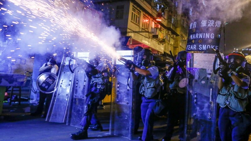 Гонконгдо полиция демонстранттарды көздөн жаш агызуучу газ менен кууп таратты