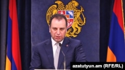 Министр обороны Армении Виген Саргсян (архив)
