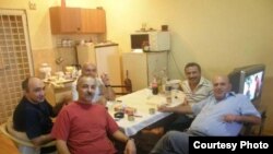Armenia -- Artyom Khachatrian (R), editor of the pro-government "Azatamtutyun" daily, pictured with three men serving life sentences for politically motivated murders in Yerevan's Nubarashen prison on October 5, 2009. Photo courtesy of "Haykakan Zhamanak.