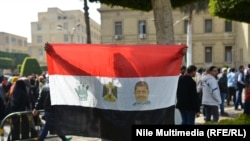 متظاهرون يرفعون صور الرئيس المخلوع، القاهرة، 24 شباط 2015