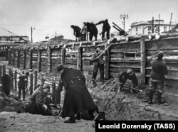 Москвичи участвуют в строительстве укреплений для защиты российской столицы в 1941 году.