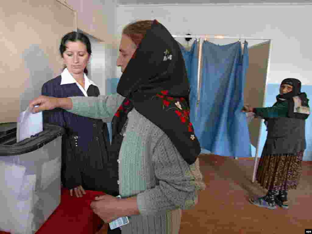 Женщина голосует в городе Забрат. Азербайджан - одна из самых бедных стран в СНГ. - Женщина голосует в городе Забрат. Азербайджан - одна из самых бедных стран в СНГ.