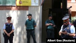 Барселона көшесінде тұрған Каталония аймақтық полиция қызметкерлері. Испания, 17 тамыз 2017 жыл. 