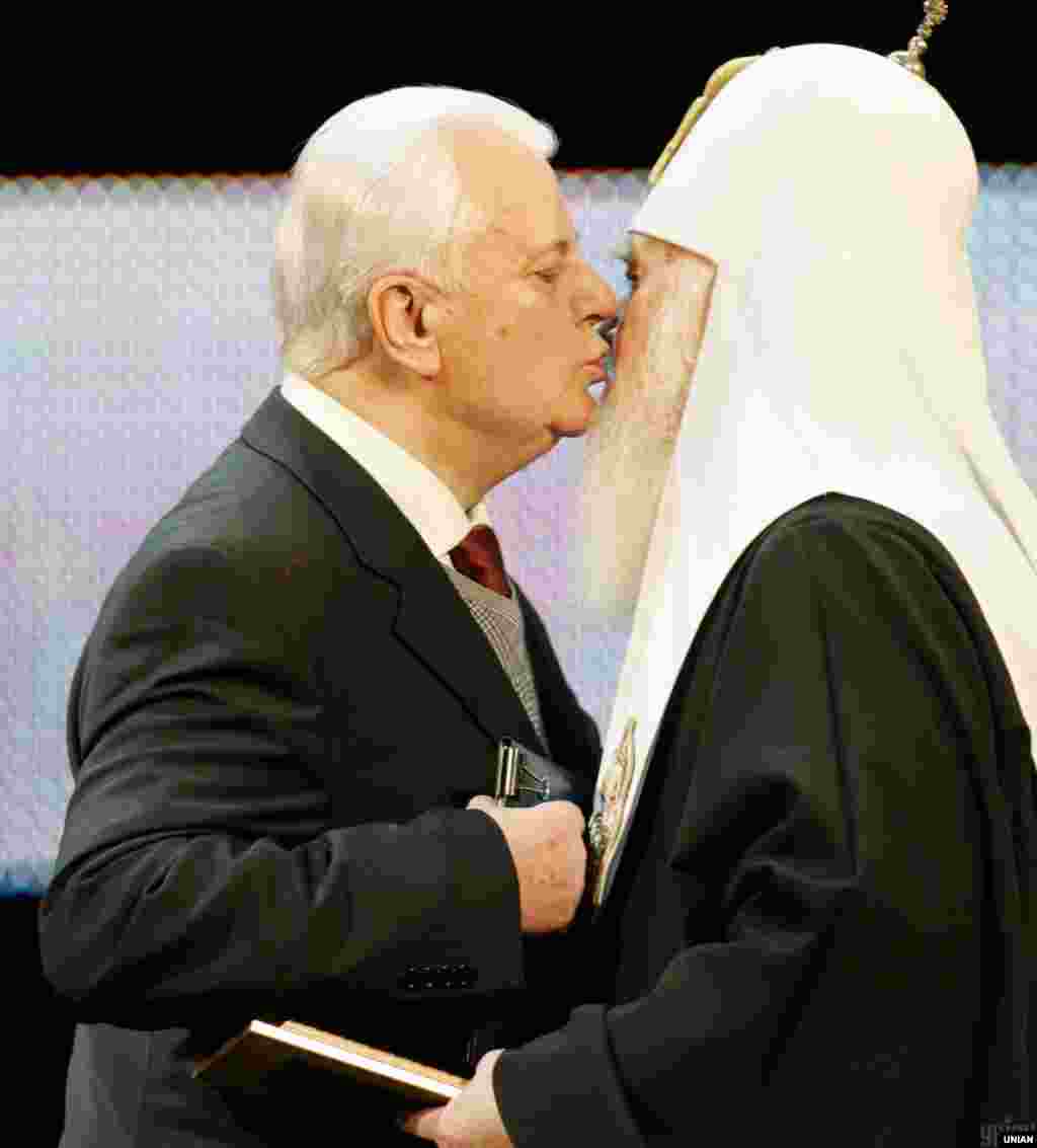 Після розпаду СРСР і проголошення незалежності України (1991) Філарет став активним прихильником незалежної української церкви.Перший президент України Леонід Кравчук, ліворуч, вітає патріарха Київського і всієї України-Русі Філарета під час святкового концерту, присвяченого 83-річчю глави УПЦ КП, 50-річчю архієрейської хіротонії і 45-річчю служіння на Київській кафедрі патріарха. Київ, 4 лютого 2012 року