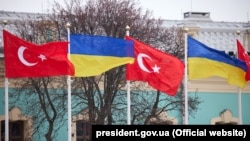 Флаги Турции и Украины, иллюстрационное архивное фото 