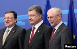 Petro Poroșenko astăzi la Bruxelles cu președintele Comisiei UE Jose Manuel Barroso și cel al Consiliului European Herman Van Rompuy.