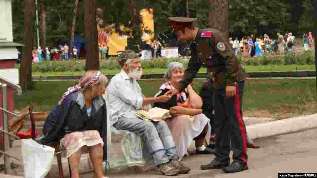 Молодой казак подает милостыню.