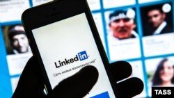 Оьрсийчоь -- Мобилан телефонан куьзгано гойту LinkedIn-ан лого Петарбух, ГIад.26, 2016