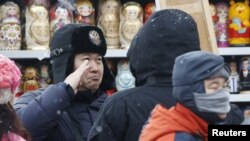 Туристы из Китая в сувенирном магазине на Манежной площади в Москве. 5 февраля 2016 года.
