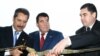Справа налево: президент Туркменистана Гурбангулы Бердымухамедов, бывший президент Туркменистана Сапармырат Ниязов, турецкий бизнесмен Ахмет Чалык 