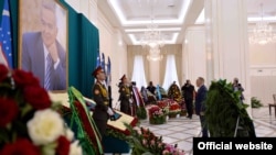 Президент Казахстана Нурсултан Назарбаев 12 сентября посетил Самарканд, чтобы отдать дань памяти первому президенту Узбекистана Исламу Каримову.