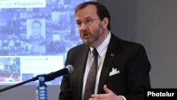 Armenia - U.S. Ambassador Richard Mills speaks at a media conference in Yerevan, 6Dec2016.
