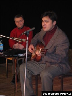 Зьміцер Бартосік выступае на прэзэнтацыі кнігі Сяргея Абламейкі (у кадры зьлева) «EGOізмы», 2005 год