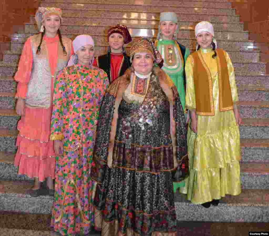 Милли музей хезмәткәрләре татар хатын-кызлары киемнәрендә