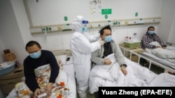 Një duke kontrolluar gjendjen e pacientëve në një spital në provincën Hubei. Fotografi nga arkivi.