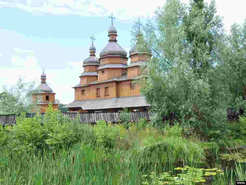 Дерев’яна церква Покрови Пресвятої Богородиці, подібна до тієї, що стояла на Січі в часи Богдана Хмельницького