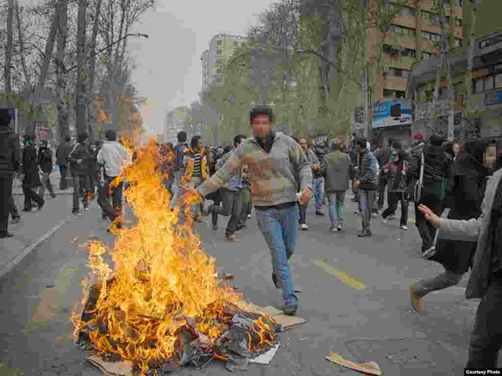 Iran -- Iranian opposition supporters in antigovernment protest on Ashora (Ashura) day in Tehran, 27Dec2009 - Photo by Sara (Use only with Photographer's name