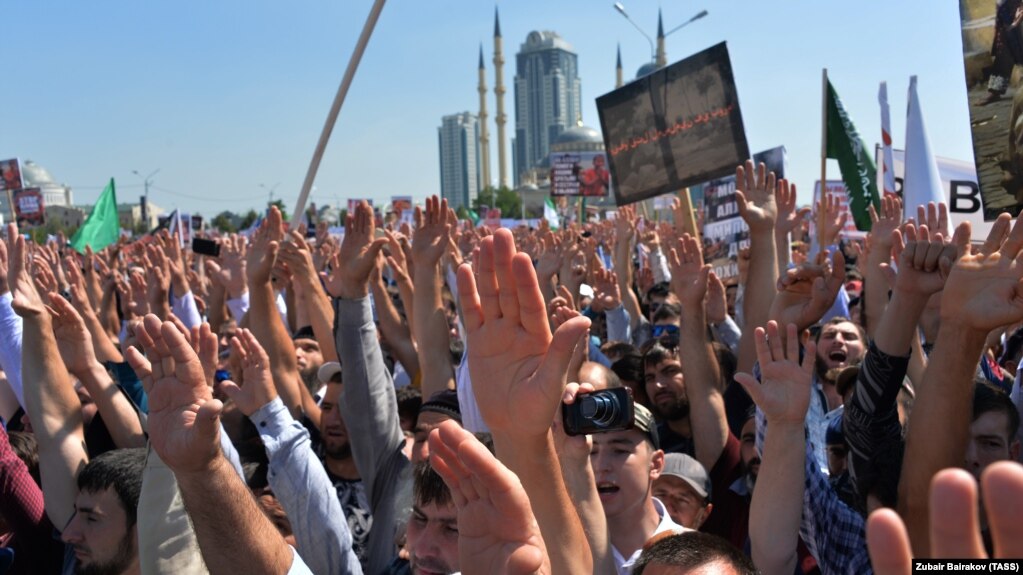 Участники митинга 4 сентября в Грозном 