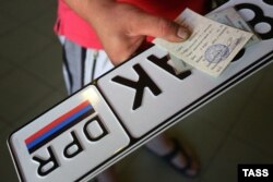 Locuitorii din Donețk primes permise de condus și plăci de inmatriculare noi, diferite de cele ucrainene.
