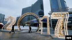 Пешеходы рядом с новогодними декорациями на московском Арбате. 30 декабря 2016 года. Иллюстративное фото.