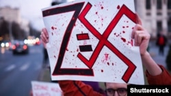 Люди в багатьох країнах світу вбачають аналогії у символах нацистської та російської агресії – демонстрація в Кишиневі, Молдова, березень 2022 року
