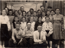 Група депортованих, які працювали на лісоповалі. Мама Ольги – друга справа у другому ряду. Початок 1950-х років