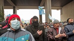 Крымскататарскія актывісты падчас пратэстаў у Сімферопалі 26 лютага 2014 году
