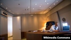 Barack Obama təyyarədəki "iş otağında"