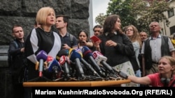 Ірина Геращенко біля Адміністрації президента після консультацій у Володимира Зеленського