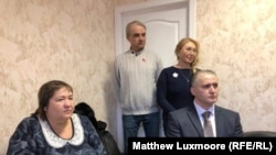 Konstantin Vajatkin (desno) i drugi “preporoditelji SSSR-a” slušaju Jutjub zvijezdu Valentinu Reunovu na sastanku u Moskvi u aprilu.