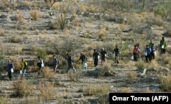 Мексиканские мигранты идут по "коридору Ахо" в пустыне