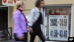 Население, не доверяющее рублю, внесло свой вклад в отток капиталов из России 