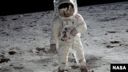 ედვინ ოლდრინი მთვარის ზედაპირზე "სეირნობს".