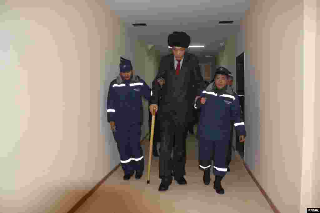 Жеңишбек Нарын облусунун Ак-Талаа районунун тургун болот.