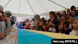 Кияни виготовили найбільший вафельний торт у кольорах прапора України