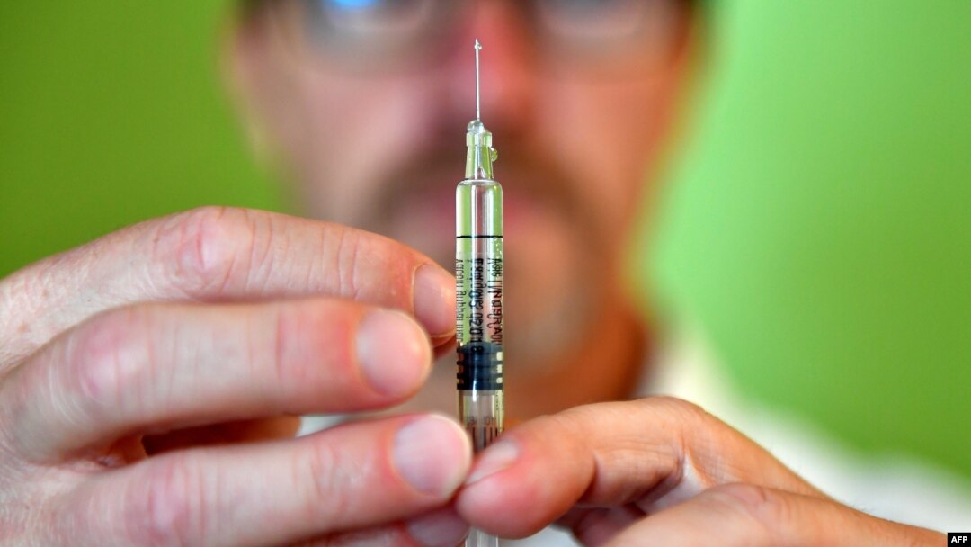 Vaccinarea antigripală începe în luna octombrie. Farmaciile au stocurile de vaccin antigripal. 