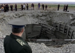 Офицер украинской армии проводит инспекцию уничтожения пусковой установки ракеты СС-24 неподалеку от Первомайска в Николаевской области. К концу 2001 года Украина уничтожила все 46 межконтинентальных баллистических ракет