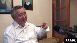 Диссидент Каришал Асанов дает интервью корреспонденту радио Азаттык. Алматы, март 2009 года.