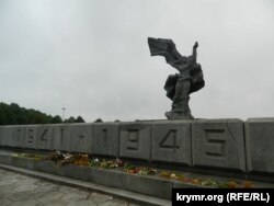 Памятник воинам, погибшим в войне. Находится недалеко от центра Риги