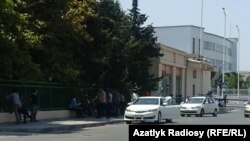 Aşgabat, iş gözleýänleriň durýan ýeri. 