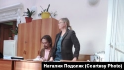Наталия Подоляк и адвокат Владимир Васин на суде