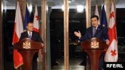 დონალდ ტუსკი, პოლონეთის პრემიერ-მინისტრი (მარჯვნივ) და საქართველოს პრეზიდენტი მიხეილ სააკაშვილი
