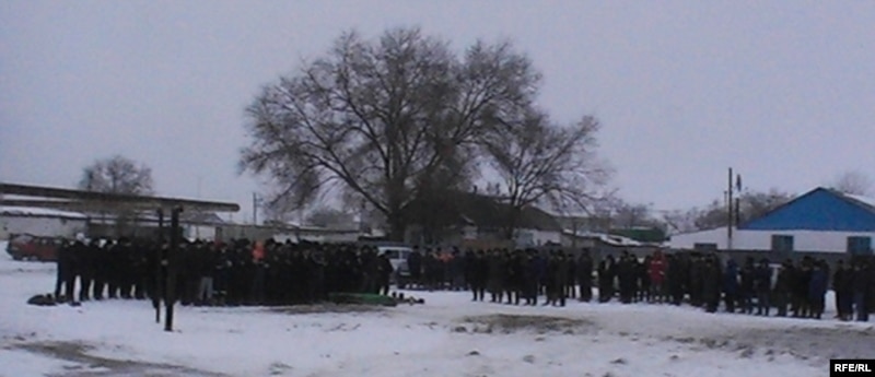 Жители села и родственники Азамата Каримбаева во время молитвы «Жаназа» в день похорон. Поселок Шубарши, 28 декабря 2009 года.