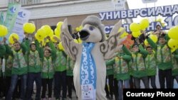 Талисман 28-й всемирной зимней Универсиады в Алматы (в центре) вместе с волонтерами. Фото предоставлено пресс-службой оргкомитета Универсиады. 