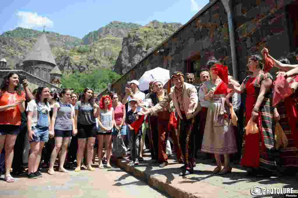 Чтобы популяризировать праздник и сделать его достоянием и других народов, в Армении проводят фестиваль &laquo;Вардавар&raquo;.&nbsp;