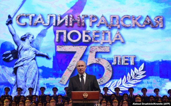Ruski predsjednik Vladimir Putin drži govor u Volgogradu prije koncerta kojim se obilježava 75 godina od pobjede Sovjetskog Saveza u bitci za Staljingrad u februaru 2018. godine.