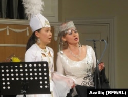 Жулдуз Иманкулова (с) һәм Әлфия Рубцова