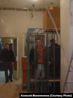 Алексей Мананников, в ожидании штрафа за лозунг "Путин лучше Гитлера". 2007 г.