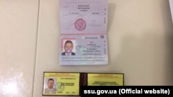 Российский паспорт и удостоверение Петра Михальчевского, изъятые при обыске СБУ