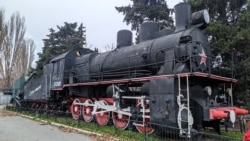 Паровоз бронепоезда «Железняков» с орудийной платформой